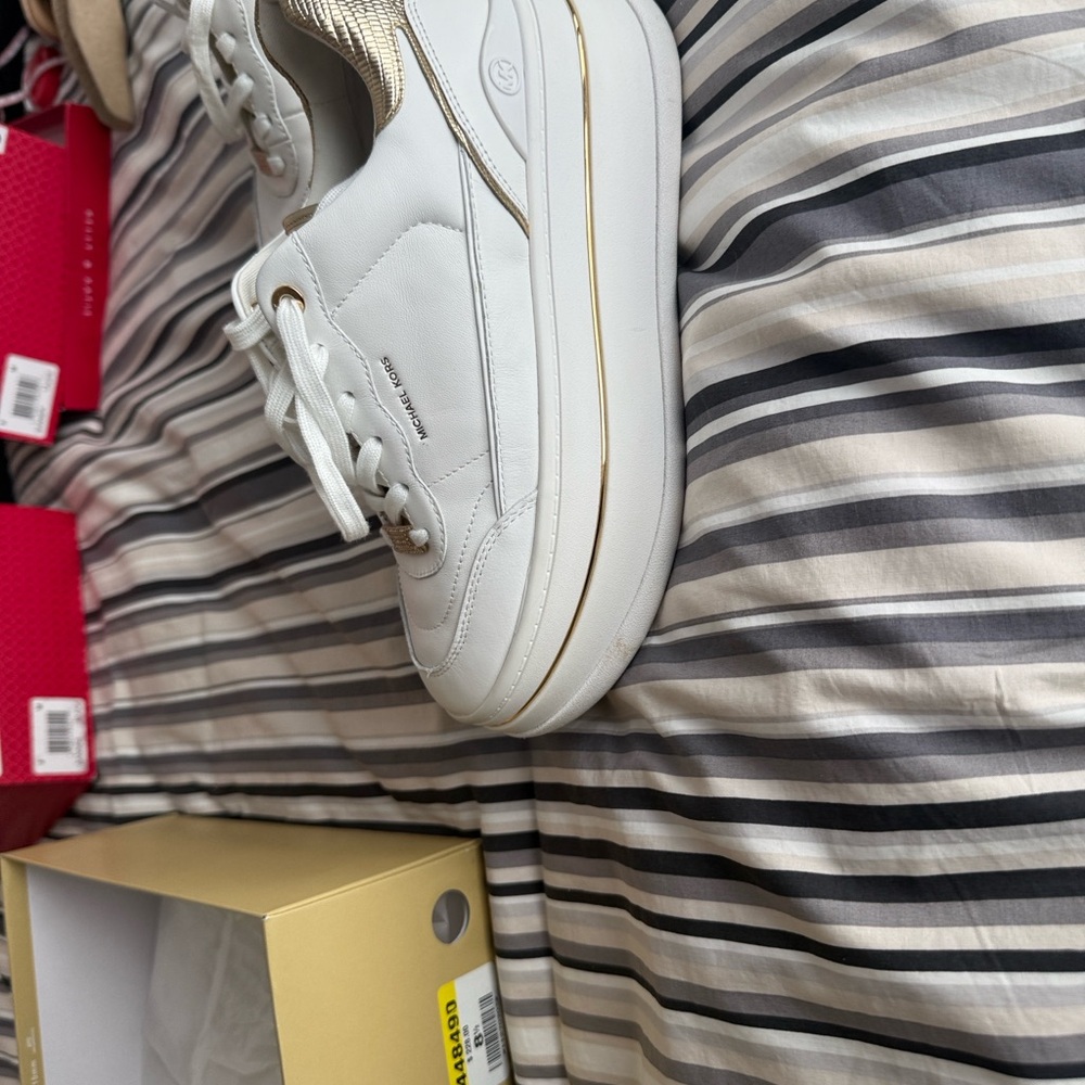 Michael Kors Hayes Lace Up Leather Fashion Sneakers. Optic White/Pale Gold - Picture 2 of 5